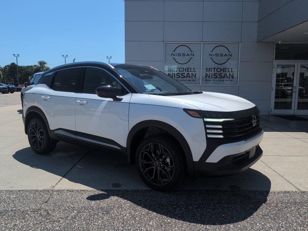 2026 Nissan Kicks SR in Aspen White Tricoat/Super Black — front three-quarter view