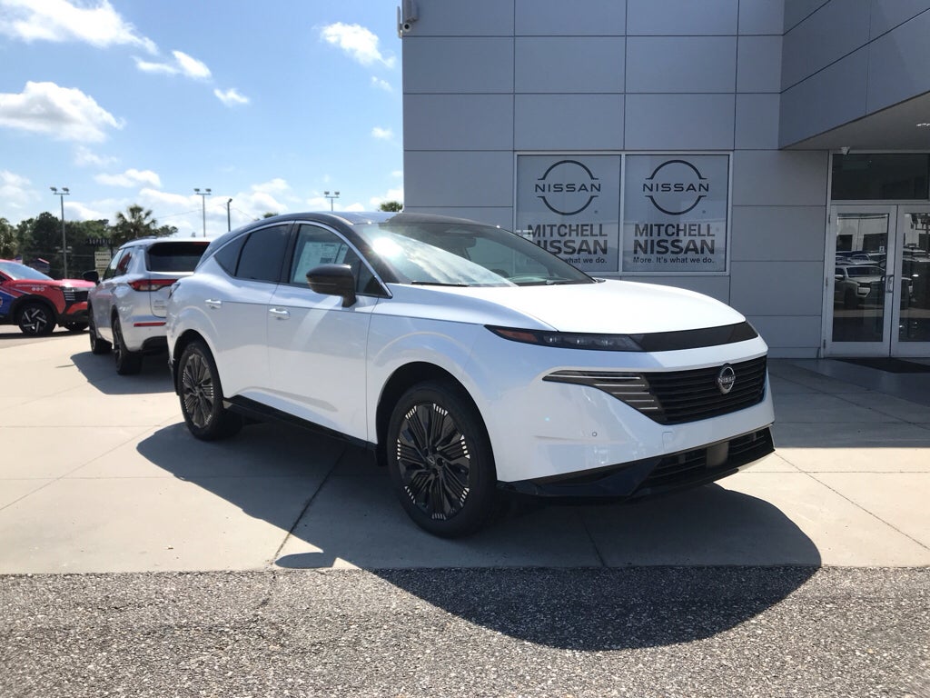2026 Nissan Murano Platinum in Everest White Pearl Tricoat/Super Black — front three-quarter view